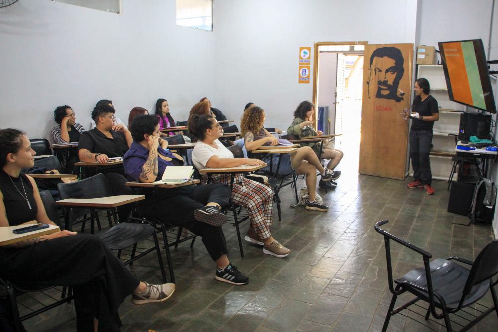 Oficinas gratuitas capacitam mulheres em área técnicas de produção cultural no DF